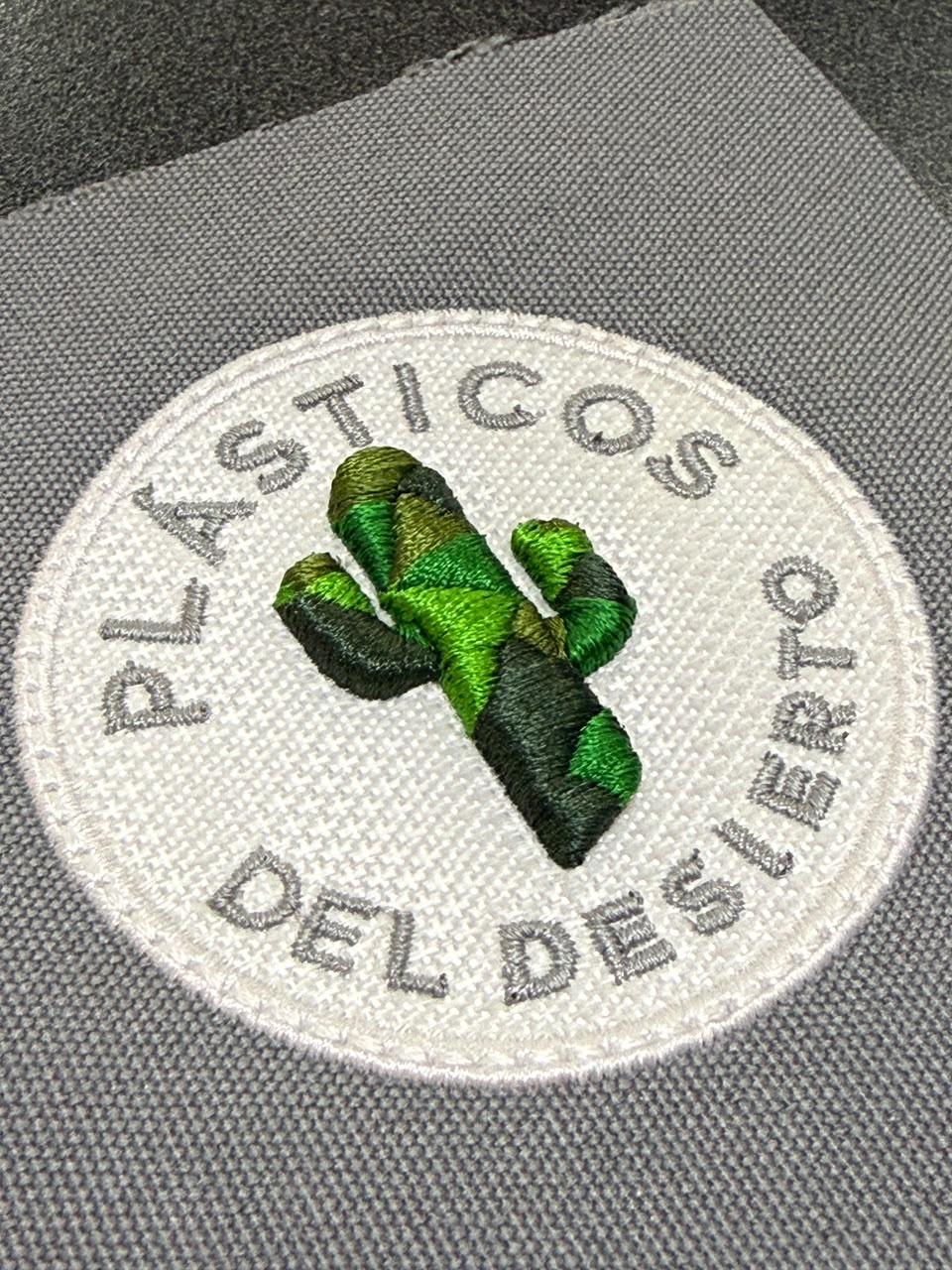Aplicación bordada en prenda textil